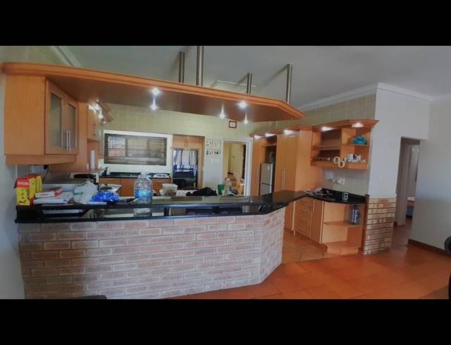 6 BEDROOM HOUSE FOR SALE IN SHELLY BEACH